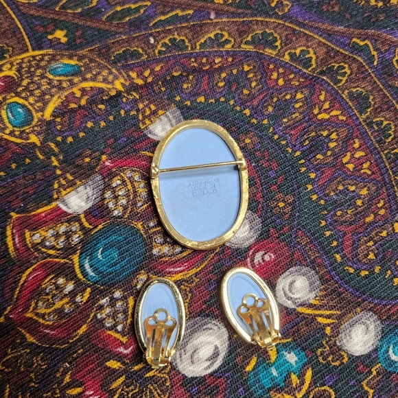 Wedgwood set Vintage brooch and clip on earrings - Picture 3 of 9